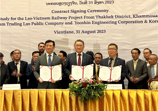 국가철도공단 박진현 신성장사업본부장(오른쪽 첫 번째)이 31일(목) 라오스 비엔티안 랜드마크 호텔에서 계약을 체결하고 기념촬영을 하고 있다. (왼쪽부터 PTL Holdings 찬톤 시티사이 회장, 유신엔지니어링 전경수 회장, 국가철도공단 박진현 본부장)  / 사진=국가철도공단 제공