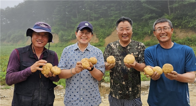 (왼쪽부터) 김진주 사무총장, 임영석 교수, 김용운회장, 정순도 대표 / 강원대학교 제공