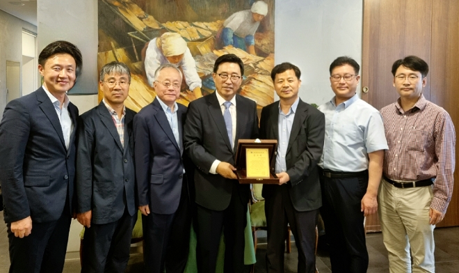 한국농수산식품유통공사 김춘진 사장(좌측4번째), (사)한국무역학회 박석재 학회장(우측3번째), 김부원 프로타이(PROTHAI CO.,LTD.) 회장(좌측3번째)이 감사패 수여 기념 사진을 찍고 있다. / 사진=한국농수산식품유통공사 제공