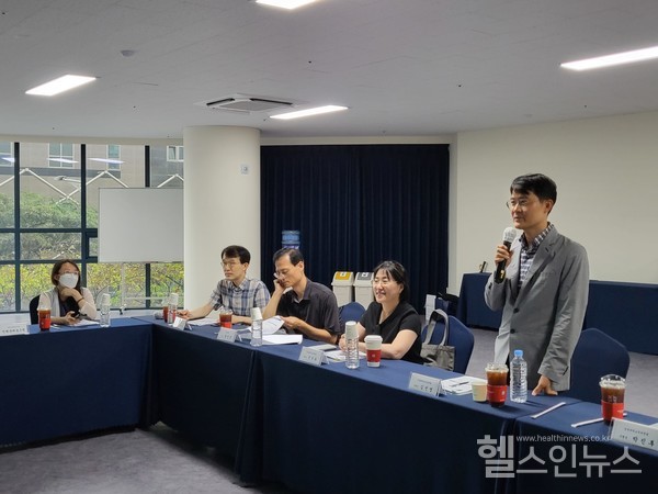 김선영서울대치과병원인체유래물은행장(가장오른쪽)이워크샵을진행하고있다.