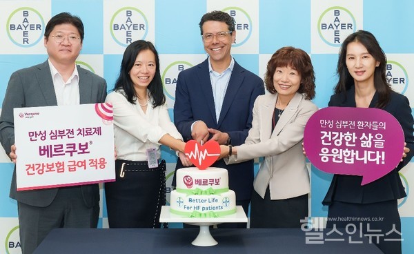 (왼쪽부터)심혈관질환사업부노명규총괄,잉첸바이엘아시아태평양제약사업부총괄,훌리오트리아나국제지역제약사업부대표겸제약사업부집행위원회이사,프레다린바이엘코리아대표이사,대외협력부이선영총괄(바이엘코리아제공)