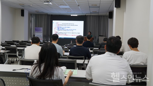 IACUC워크숍현장에서강연을하는케이메디허브전임상센터정의숙헬스모니터링팀장(케이메디허브제공)
