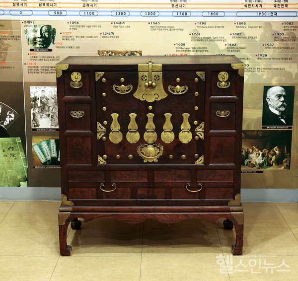 호리병과꽃문양이새겨져있는알프레드어빙러들로박사의반닫이