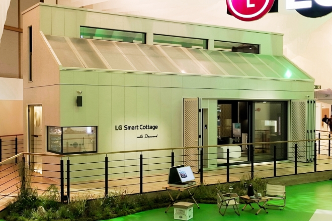 GS건설은 지난 1일(현지시간)부터 독일 베를린에서 진행중인 유럽 최대 가전전시회 IFA 2023에 LG전자와 함께 개발한 가전·공간 복합 상품인 ‘스마트코티지’를 선보이며, 유럽시장에 보다 다양한 상품으로 소개하게 됐다고 4일 밝혔다. 사진은 IFA 2023에 선보인 유럽형 스마트코티지 상품 (사진 = GS건설 제공)
