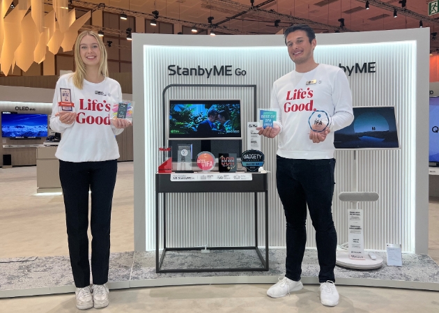 신개념 포터블 스크린 LG 스탠바이미 Go가 유럽 최대 가전전시회 IFA 2023에서 해외 유력 매체들로부터 최고 제품으로 선정됐다. / 사진=LG전자 제공