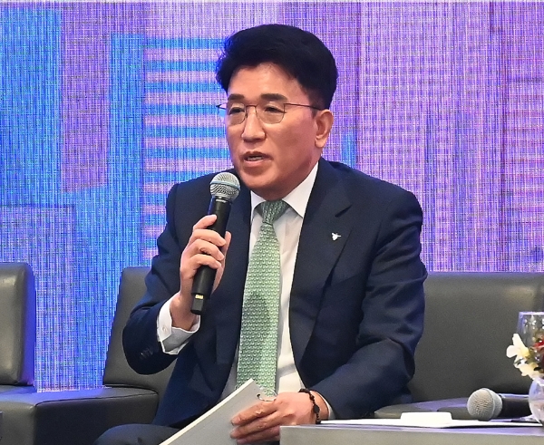 하나금융그룹은 9월 5일과 6일 이틀간 아시아의 금융 허브 홍콩에서 글로벌 투자자들과의 현장 소통 강화를 위한 IR(Investor Relations)에 나선다.지난 5월 싱가포르 IR 행사에 참석한 함영주 하나금융그룹 회장이 해외 투자자들의 다양한 질의에 답변하고 있다. / 사진=하나금융 제공