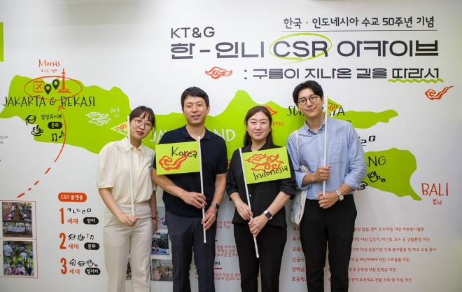 심영아 KT&G 사회공헌실장(오른쪽에서 두 번째)이 ‘COLORS OF THE WIND’ 전시회에 참석해 기념 촬영하고 있다. / 사진=KT&G 제공