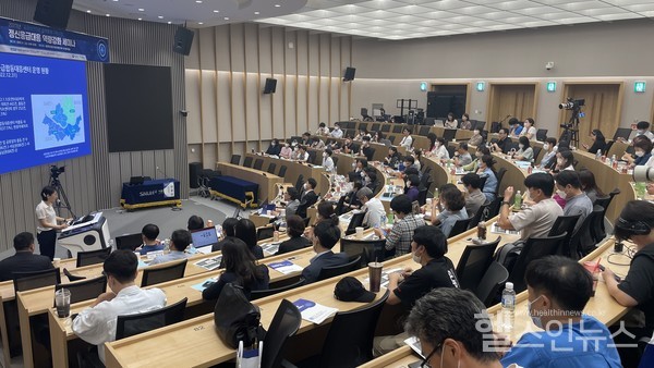1일서울대학교병원어린이병원제일제당홀에서열린'정신응급대응역량강화세미나에서참가자들이발표를듣고있다.