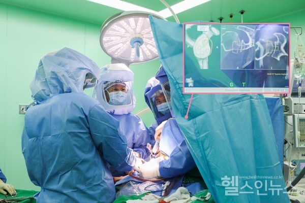 한림대동탄성심병원노규철병원장이‘역행성인공관절치환술’을실시하고있다.