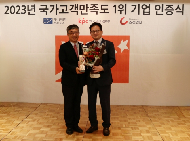 롯데칠성음료는 5일 서울 소공동 롯데호텔에서 열린 ‘2023 NCSI(국가고객만족도) 1위 기업 인증식’에서 음료부문과 소주 부문에서 각각 1위 기업으로 선정됐다고 밝혔다. (사진 = 롯데칠성음료 제공)