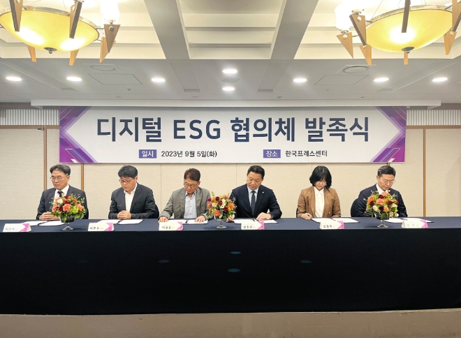 LG유플러스는 한국지능정보사회진흥원(NIA)과 함께 ‘디지털 ESG 협의체’ 발족식을 한국 프레스센터에서 개최했다고 5일 밝혔다. 사진은 발족식에 참석한 (왼쪽부터)KT 이민석 담당, SK텔레콤 이준호 부사장, LG유플러스 이철훈 전무, NIA 황종성 원장, NHN 조정숙 상무, 한국마이크로소프트 윤찬 실장의 모습. (사진 = LG유플러스 제공)