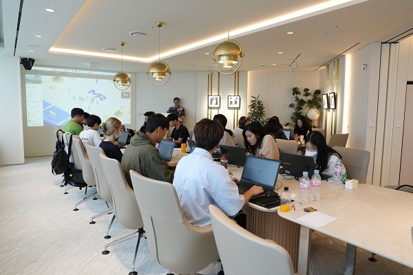 엘-아띠(L-ARTTI) 워크숍 “메타버스 실습” 프로그램 참여 중인 자립준비청년의 모습