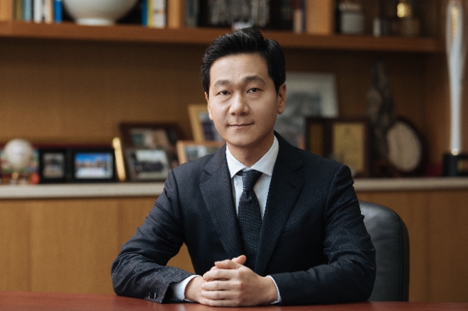 계룡장학재단은 재단 이승찬 이사장이 지난 5일 67명의 고등‧대학생에게 2023년도 2학기 장학금 8600만원을 지급했다고 6일 밝혔다. 사진은 이승찬 계룡장학재단 이사장의 모습. (사진 = 계룡장학재단 제공)