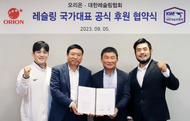 (사진 왼쪽부터) 김현우 선수, 이승준 오리온 대표이사, 조해상 대한레슬링협회장, 남경진 선수가 협약 체결 후 기념 촬영하고 있다. / 사진=오리온 제공