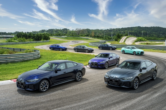 ‘BMW i4 인디비주얼 에디션’ 주행 모습 / 사진=BMW 코리아 제공