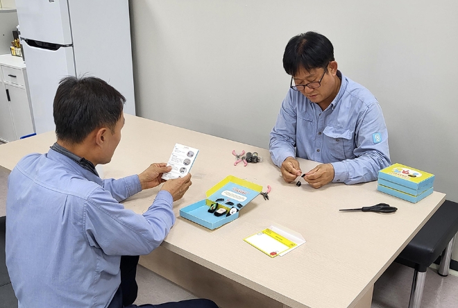 HD현대오일뱅크 임직원이 소리키퍼 키트로 인공와우 머리망을 만들고 있다. / 사진=HD현대오일뱅크 제공