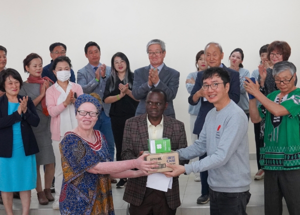 뷰티플마인드, 동국제약 의약품 후원 전달식 모습