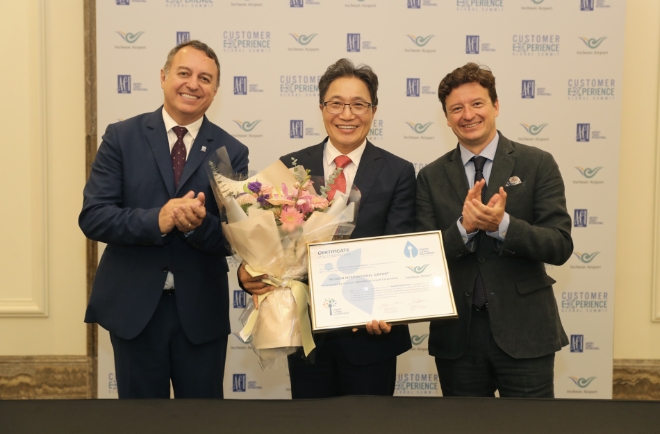 6일 인천 파라다이스시티 호텔에서 열린 ‘ACI 공항탄소인증 Level4 수여식 행사’에서 이학재 사장(가운데)이 루이스 펠리페 ACI 월드 사무총장(왼쪽)과 스테파노 바론치 ACI 아태본부 사무총장과 기념 촬영 하고 있다. / 사진=인천공항공사 제공