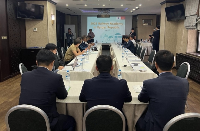 국가철도공단은 6일 키르기스스탄 비슈케크에서 현지 공무원 등을 대상으로 철도학교를 개최하고, 교육 프로그램을 진행했다. / 사진=국가철도공단 제공