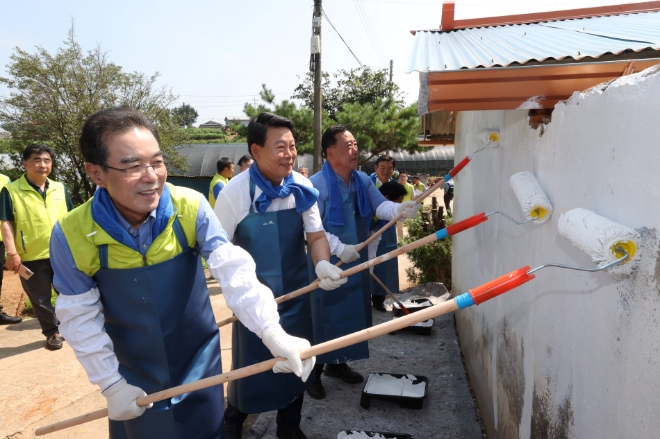 이성희 농협중앙회장과 어기구 국회의원 등 관계자들이 6일 충남 당진시 농가에서 '사랑의 집 고치기' 농가희망 봉사활동을 하고있다.(사진 왼쪽부터 이성희 농협중앙회장, 오성환 당진시장, 어기구 국회의원) / 사진=농협중앙회 제공