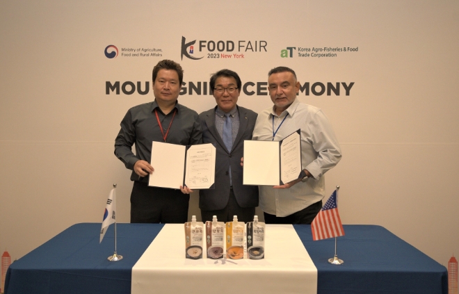 권오엽 한국농수산식품유통공사 수출식품이사(가운데)가 뉴욕 K-푸드 페어’ 현장 수출협약 체결 후 기념 촬영하고있다. / 사진=한국농수산식품유통공사 제공