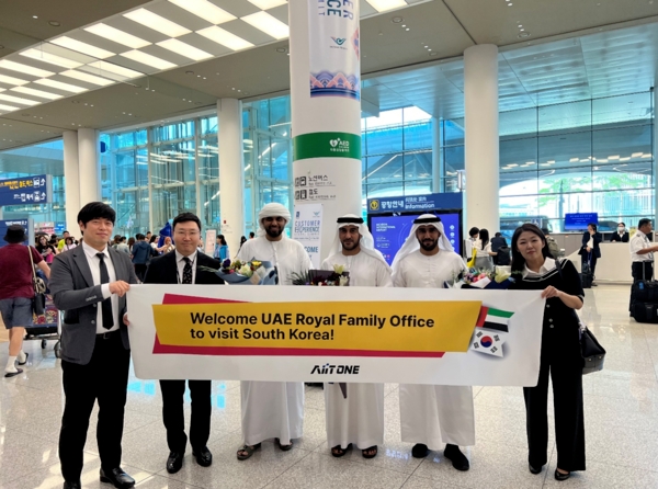 셰이크 아흐메드 빈 파이샬 알 카시미 대표(오른쪽 세번째)와 에이트원 박상민 이사(왼쪽 두번째)가 인천공항에 도착해 기념촬영을 하고 있다