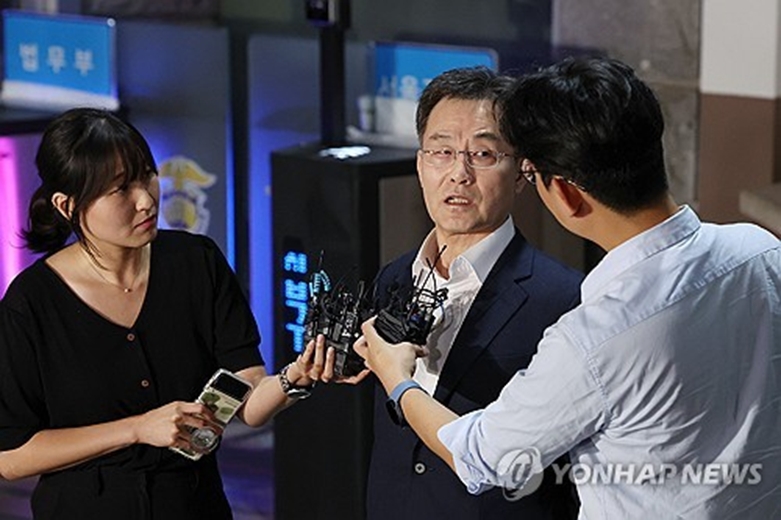 서울구치소 나와 취재진 만난 김만배(연합뉴스사진제공)
