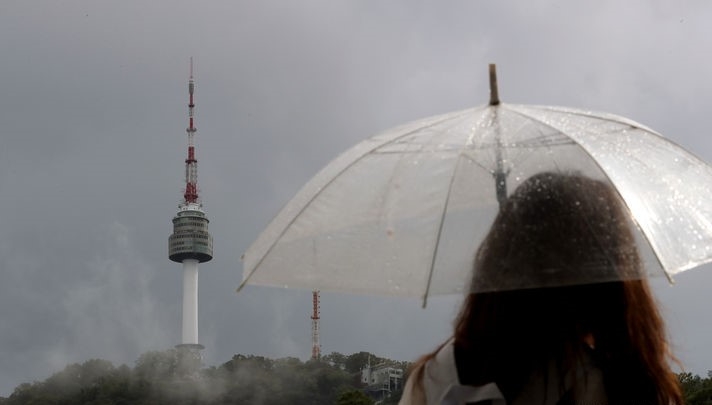 소나기가 내렸다 그치기를 반복한 지난달 22일 오후 명동역 인근에서 바라본 남산에 안개가 피어오르고 있다.