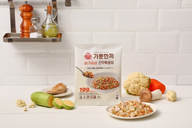 오뚜기 닭가슴살 곤약볶음밥 / 사진=오뚜기 제공