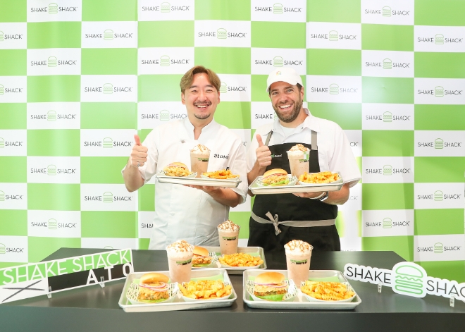 박정현 셰프(왼쪽)와 마크 로사티 쉐이크쉑 컬리너리 디렉터가 신규 이전한 쉐이크쉑 강남대로점에서 ‘아토 메뉴 3종’을 선보이고 있다. / 사진=SPC 제공