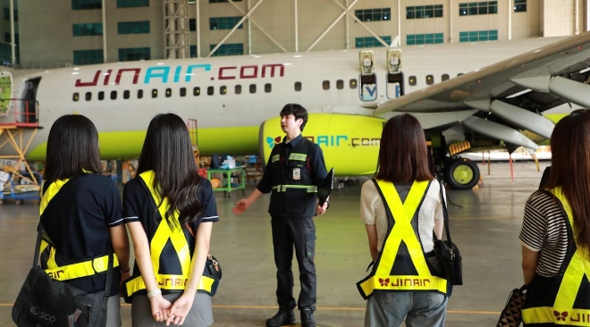 진에어는 지난 6일 김포공항 등에서 인천 지역의 항공 꿈나무 청소년들을 위한 진로체험 프로그램을 진행했다고 7일 밝혔다. 사진은 진에어 진로체험 프로그램에 참여해 현직 멘토에게 설명을 듣고 있는 청소년들의 모습. (사진 = 진에어 제공)