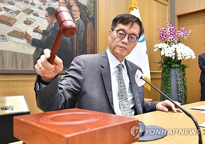 의사봉 두드리는 이창용 총재(연합뉴스사진제공)