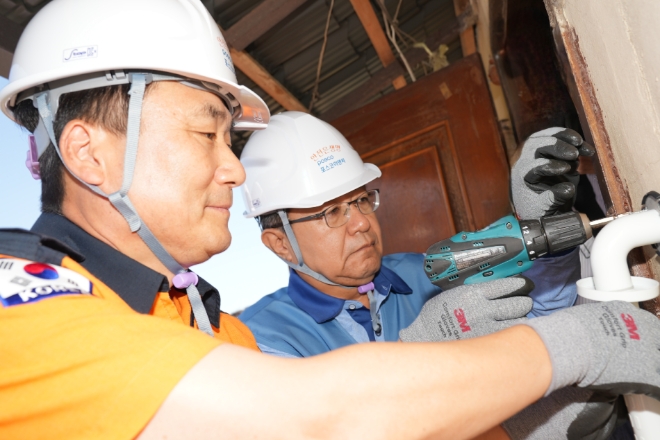 노후세대 주거환경 개선활동 / 사진=포스코이앤씨 제공