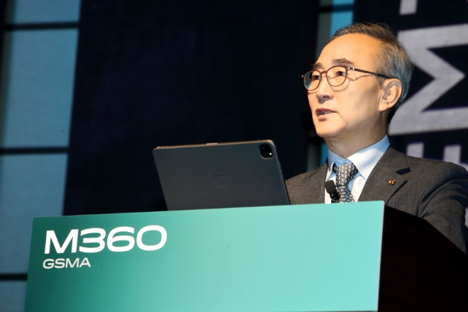 KT는 서울 중구 웨스틴조선호텔에서 세계이동통신사업자연합회(GSMA) ‘모바일360 아시아태평양(M360 APAC)’ 콘퍼런스가 개막했다고 7일 밝혔다. 사진은 KT 김영섭 대표가 'GSMA M360 APAC' 콘퍼런스에서 ‘통신사 주도 디지털 패러다임 전환’을 주제로 기조연설을 하는 모습. (사진 = KT 제공)