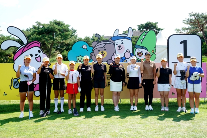 박인비(왼쪽에서 일곱번째), 이예원(왼쪽에서 여덟번째), 방신실(왼쪽에서 아홉번째) 선수가 꿈나무 선수들과 함께 기념 촬영을 하고 있다. / 사진=KB금융 제공