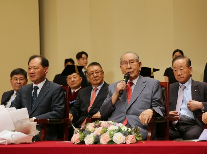 취임식에 참석해 덕담을 전하고 있는 장충식 명예이사장 (사진제공=단국대)