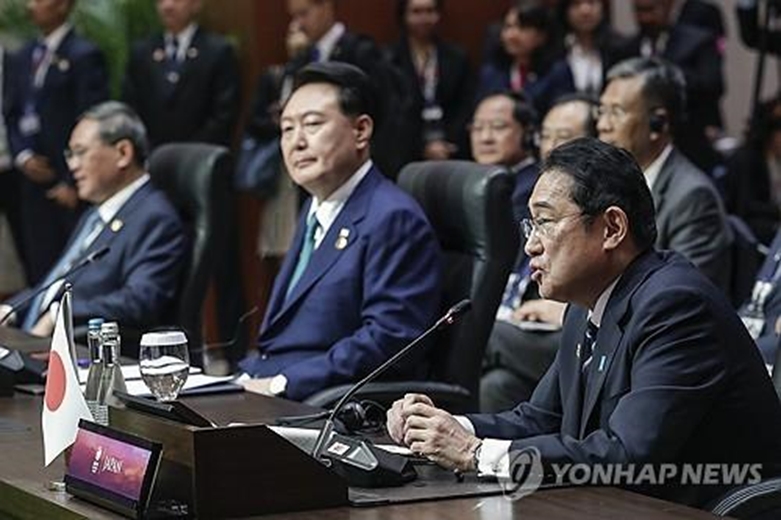 아세안+3 정상회의에서 발언하는 기시다 총리(연합뉴스사진제공)