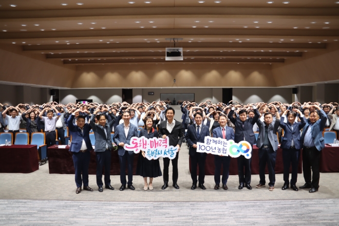 지난 7일 서울 강동구 소재 농협서울본부에서 오세훈 서울특별시장이 동행·매력 특별시 서울”을 주제로 '서울시 주요 정책과 방향' 관련 특별강연을 실시했다. (왼쪽 네 번째부터) 조은주 서울본부장, 오세훈 서울특별시장, 이석용 농협은행장, 홍명종 준법감시인이 기념촬영하고 있다. / 사진=NH농협은행 제공