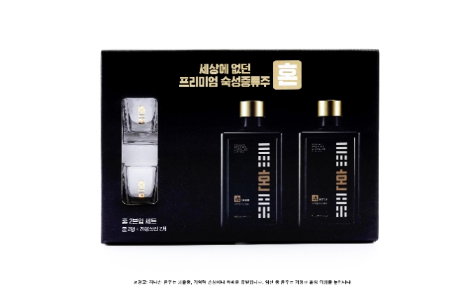 ㈜골든블루는 프리미엄 숙성 증류주 ‘혼’의 추석 선물 세트를 출시했다고 8일 밝혔다. 사진은 골든블루의 '혼'’의 추석 선물 세트 구성. (사진 = ㈜골든블루 제공)