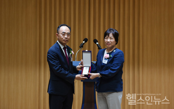 한상욱신임의무부총장겸의료원장(왼쪽)이박해심전임의무부총장겸의료원장에게감사패를전달하고있다