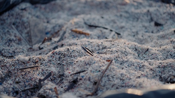 폐아세테이트에서 추출한 리사이클 아세테이트 소재 ‘리에이스(ReAce)’, 케링 아이웨어 제공