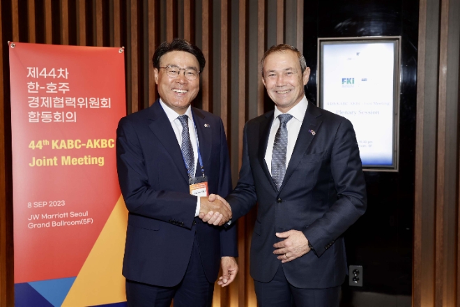 한-호주 경제협력위원회(경협위)는 8일 서울 JW메리어트 호텔서 ‘제44차 한-호주 경제협력위원회 연례회의’를 개최했다고 밝혔다. 사진은 한-호주 경협위원장 최정우 포스코그룹 회장과 로저 쿡 서호주 주총리가 만나 악수를 나누고 있은 모습. (사진 = 포스코그룹 제공)
