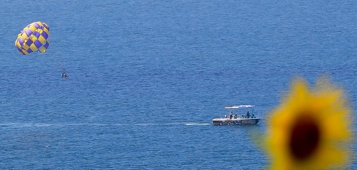 폭염특보가 내려진 지난달 2일 오후 제주시 조천읍 함덕리 해상에서 나들이객이 수상레저스포츠를 즐기며 더위를 식히고 있다.