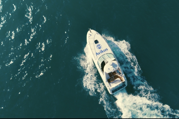 아비커스의 자율운항스시템이 설치된 레저용 보트 사진