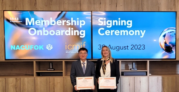 신협중앙회-ICMIF 업무 협약식에서 송재근 신협중앙회 신용공제사업 대표이사(왼쪽), Vanessa Smith ICMIF 총괄이사가 함께 기념사진을 촬영하고 있다.