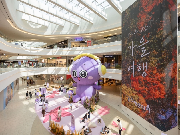 쇼핑 테마파크 스타필드가 가을을 맞아 ‘스타필드로 떠나는 가을 여행’ 행사를 진행한다. 스타필드 안성은 한국관광공사와 함께 ‘10m 자이언트 오딩이와 함께 떠나는 가을 국내여행’을 진행, 가을 나들이를 계획하는 고객에게 아름다운 국내 여행지 20곳을 소개한다. 사진은 스타필드 안성 ‘10m 자이언트 오딩이와 함께 떠나는 가을 국내여행’ 행사 전경.