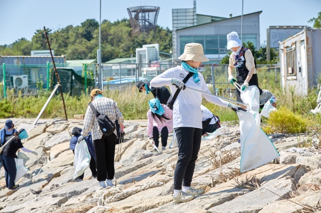 지난 8일 인천 영종도 남측 방조제에서 우아한형제들 및 러쉬코리아 구성원들이 함께 해변 정화 봉사활동을 진행하고 있다. / 사진=배민 제공
