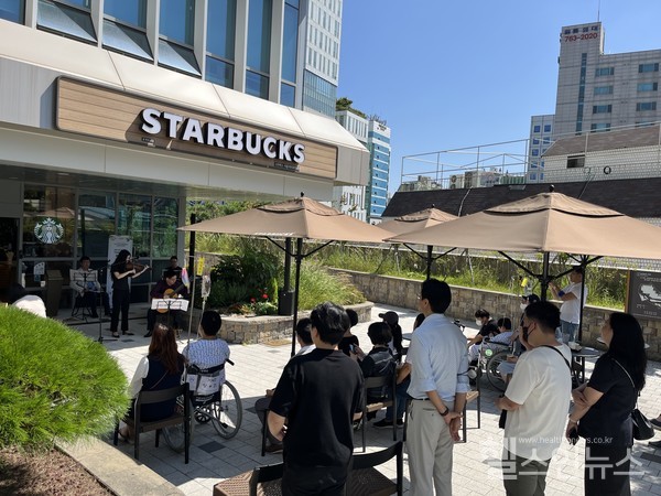 서울대치과병원신관1층야외정원에서전국발달장애인음악축제수상단체2팀이음악회열고있다.