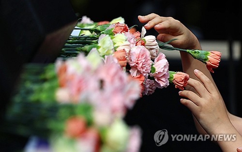 고사리 손으로 선생님께 드리는 꽃 한송이(연합=사진제공)