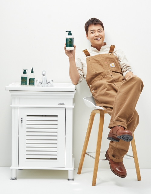 어헤즈, 방송인 전현무 광고 모델 발탁